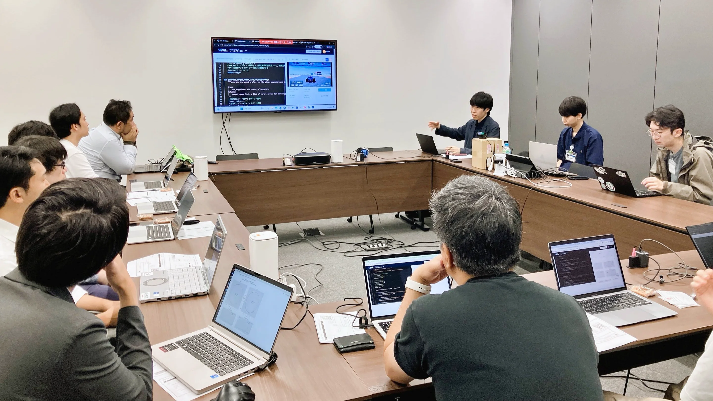 研修で開発演習に取り組む受講者