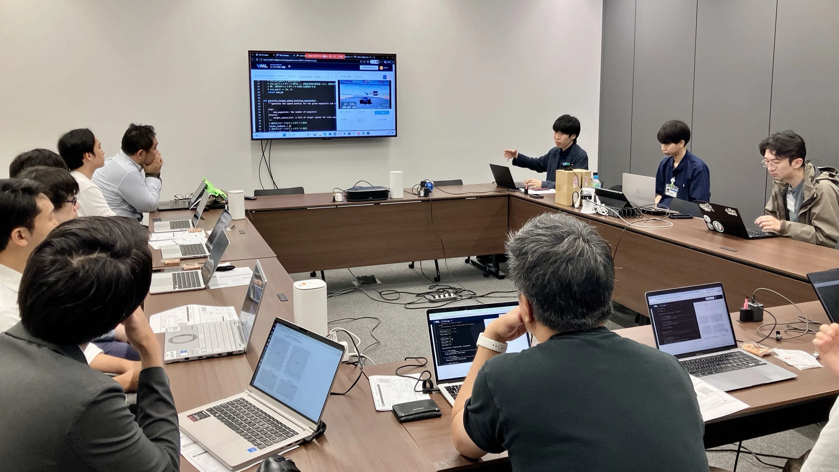 研修で開発演習に取り組む受講者
