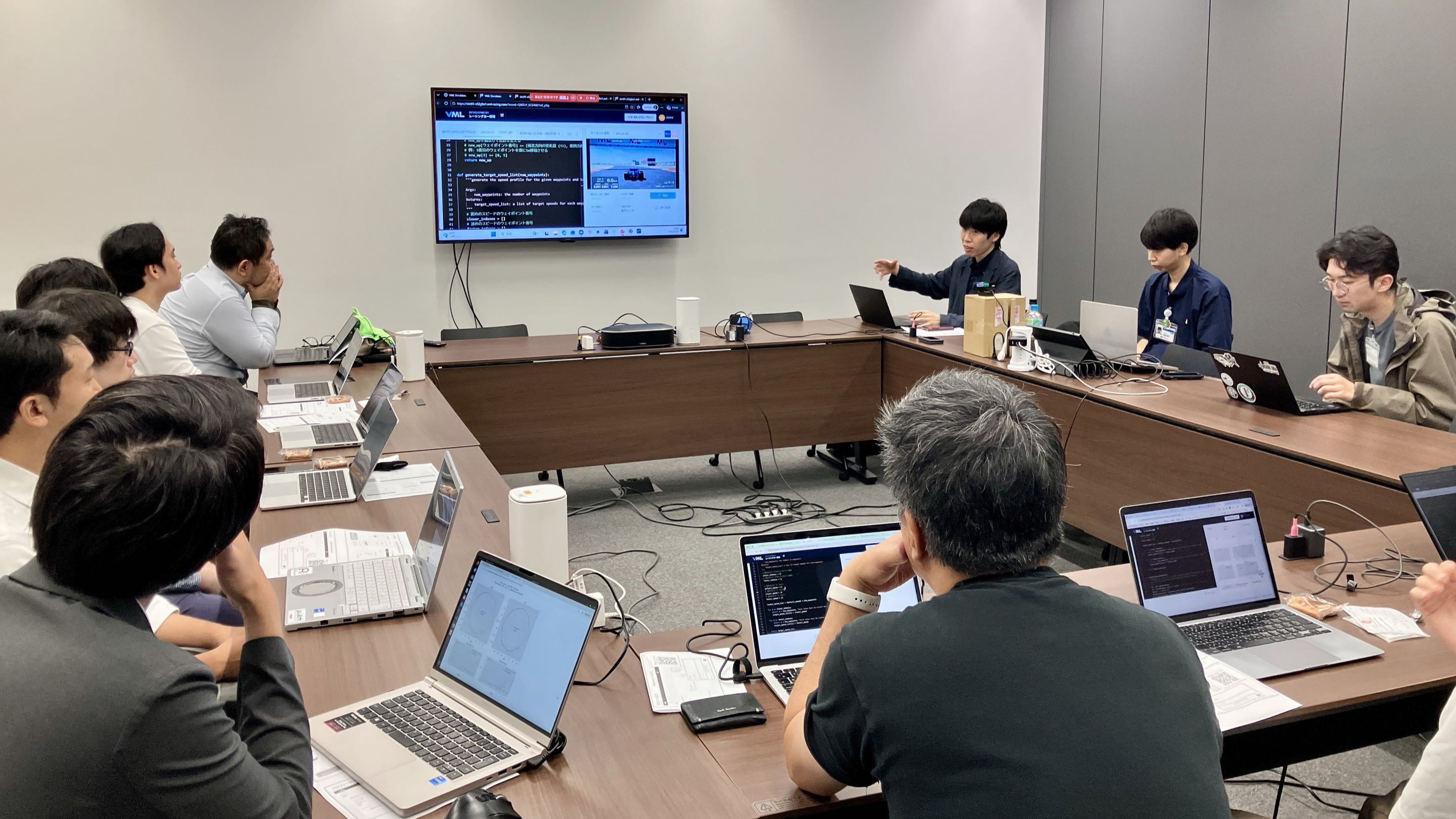 研修で開発演習に取り組む受講者